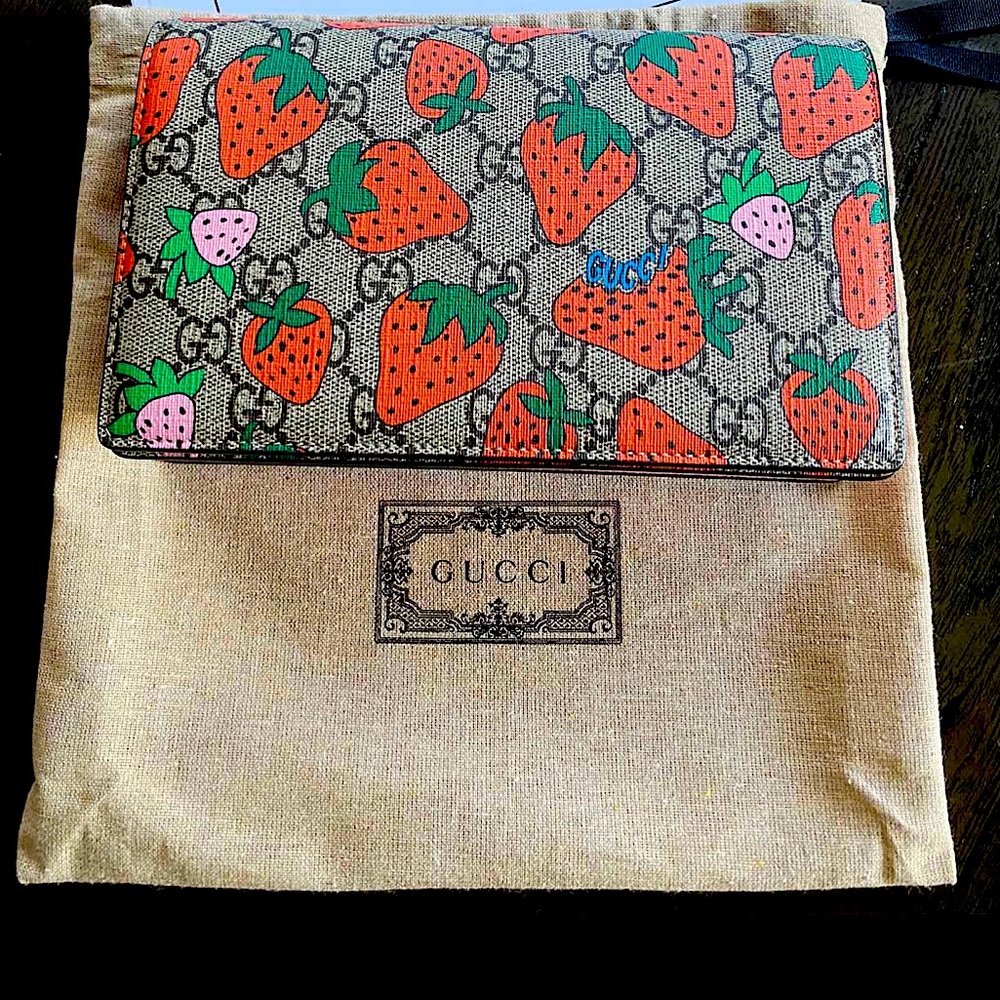 GUCCI Strawberry Wallet on Chain